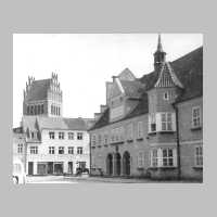 001-0095 Westseite des Marktes mit dem Rathaus.jpg